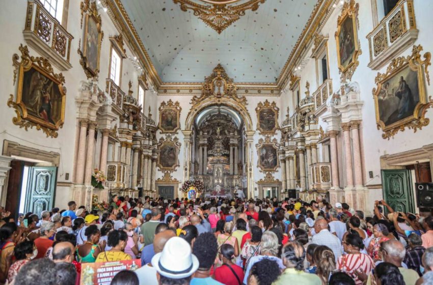  Fiéis enfrentam sol e fila para reverenciar Santa Luzia 