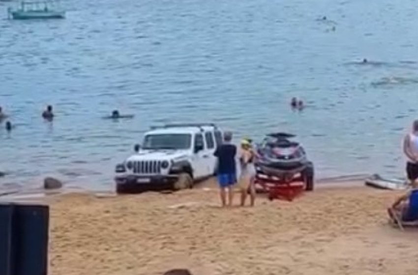  Carro atola na areia do Porto da Barra após motorista tentar retirar jet ski da água