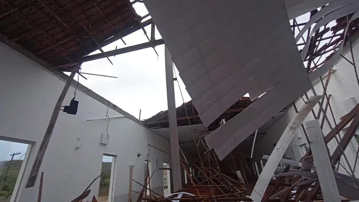  Teto de igreja desaba durante missa e deixa 80 feridos