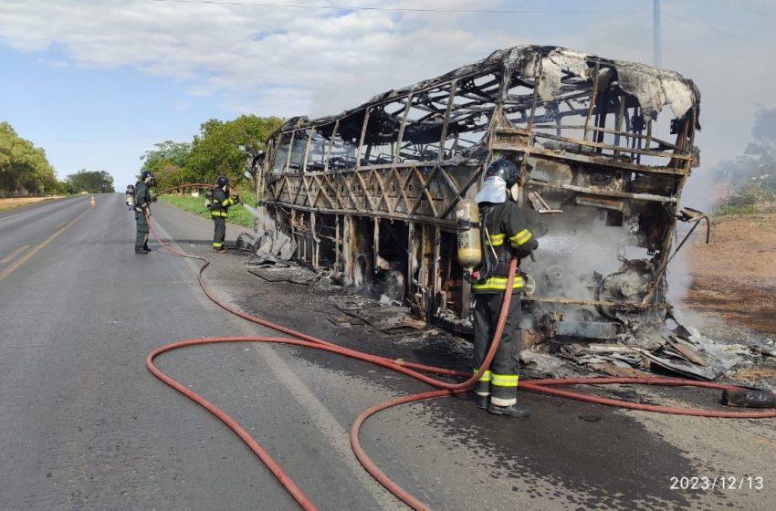  Incêndio em ônibus na BR-242 é erradicado pelo 17° BBM em Barreiras