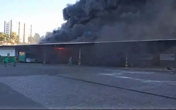  Incêndio atinge galpão vizinho de empresa de ônibus em Salvador