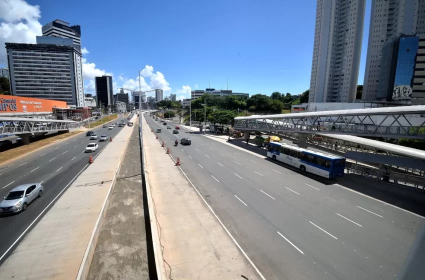  Suspeitos levam celulares de motociclistas que aguardavam passageiros na Av. ACM