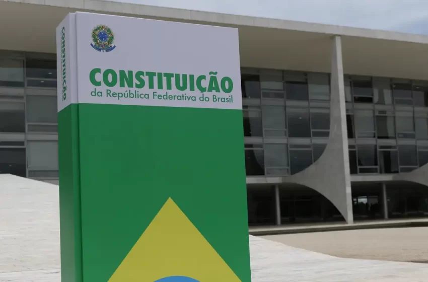  Sedes dos três poderes exibem representação da Constituição Federal