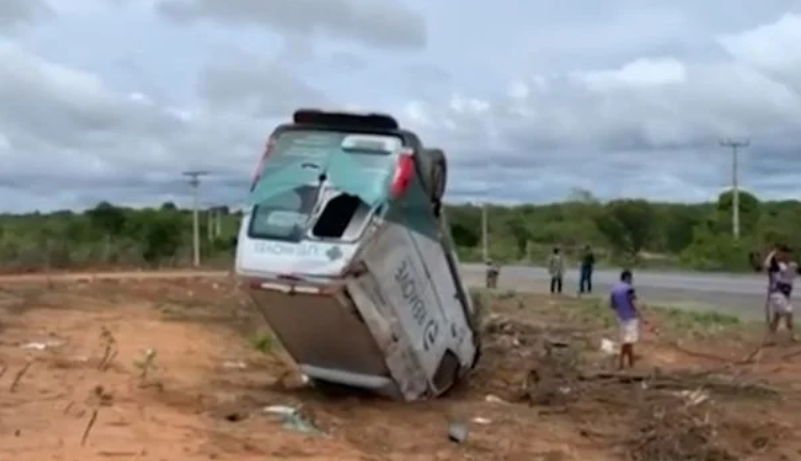  Ambulância capota na Bahia e cinco ocupantes saem ilesos