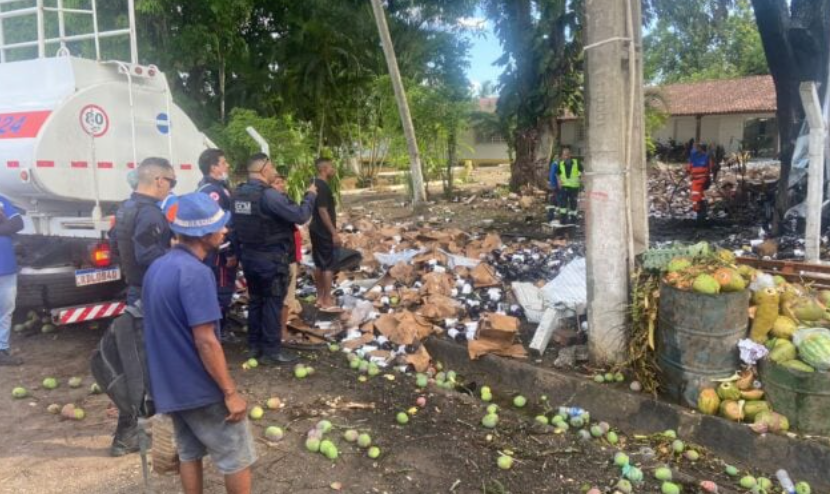  Caminhão perde o controle e atinge barraca de frutas na BR-324