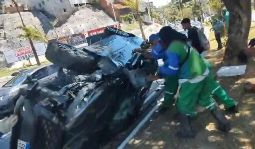  Garis ajudam a socorrer motorista de carro de luxo após acidente na Garibaldi