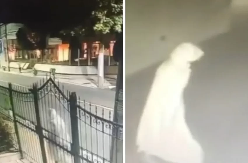  Ladrão fantasma? Homem furta bicicleta enrolado em lençol