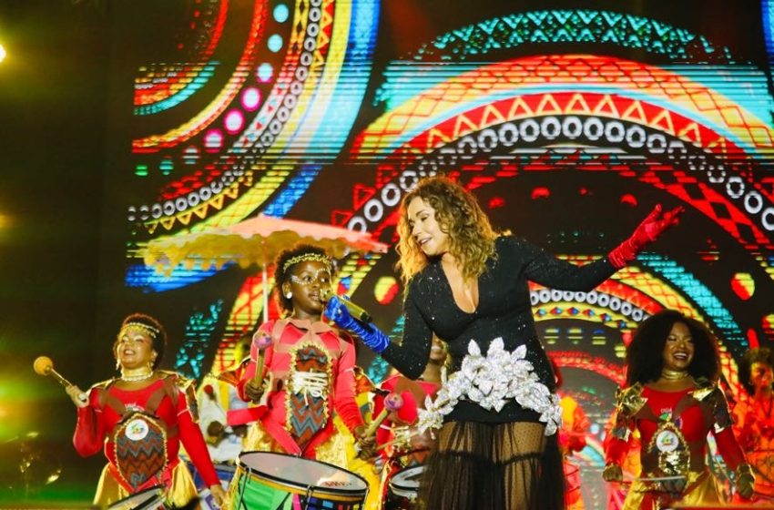  Daniela Mercury embala público no último dia do Festival Virada Salvador