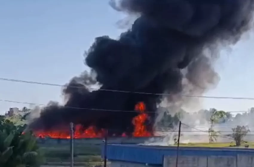  Incêndio atinge galpão de materiais recicláveis em Camaçari