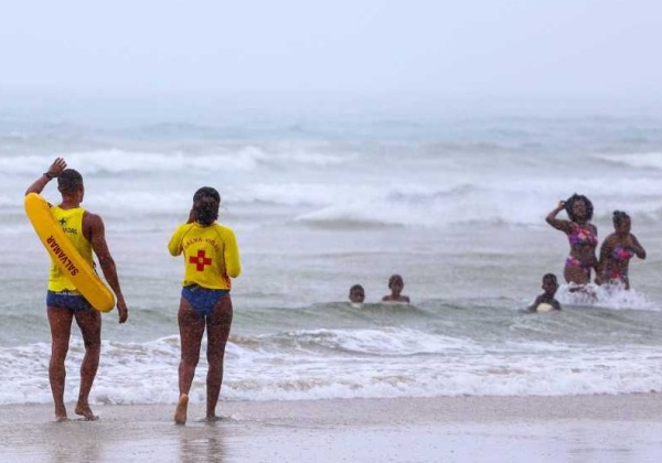  Salvamar alerta para risco de descargas elétricas na praia durante chuvas