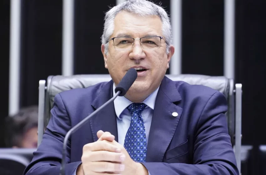  Ministro das Relações Institucionais tem contas bloqueadas pela Justiça por dívida de R$ 1,6 milhão