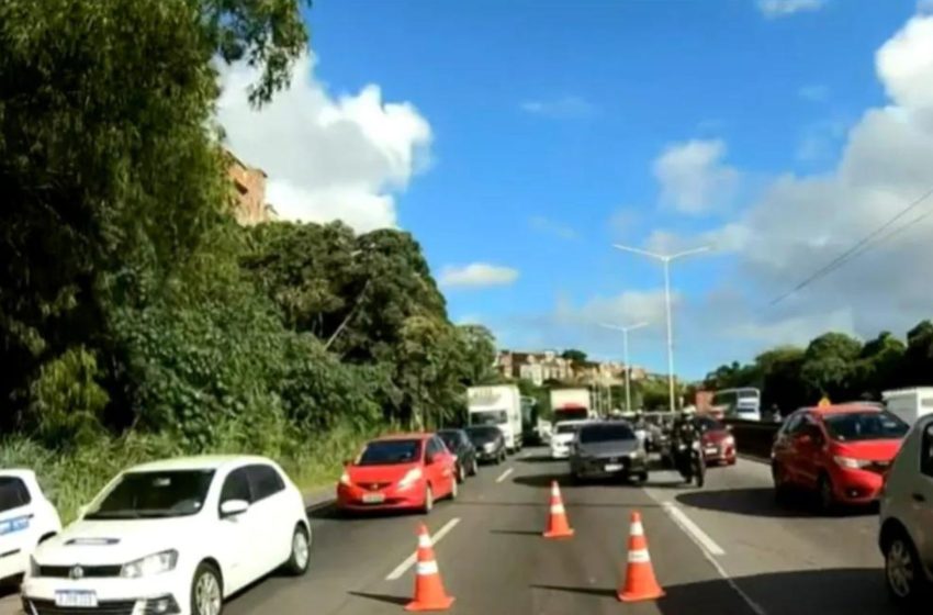  Acidente congestiona BR-324 e deixa um ferido na altura do Bom Juá, sentido Salvador