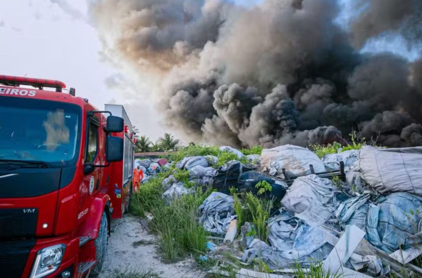  Após dois dias, bombeiros conseguem eliminar incêndio em Camaçari