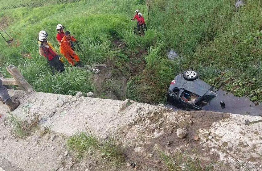  Duas pessoas morrem após carro cair de ponte no Recôncavo baiano