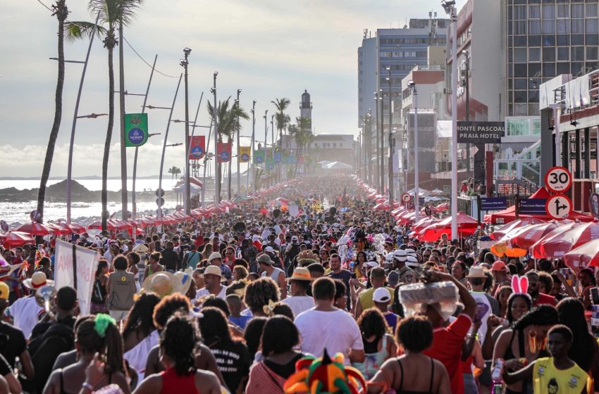  Grupos culturais, charangas e fanfarras do Fuzuê fazem a festa dos foliões na abertura do pré-Carnaval