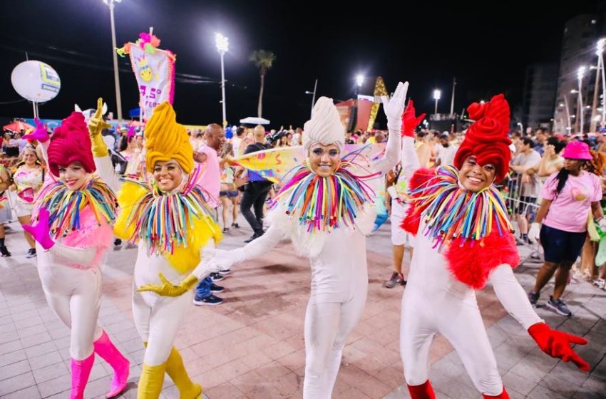  Bandinhas de sopro e percussão fazem a alegria dos foliões em último dia de pré-Carnaval