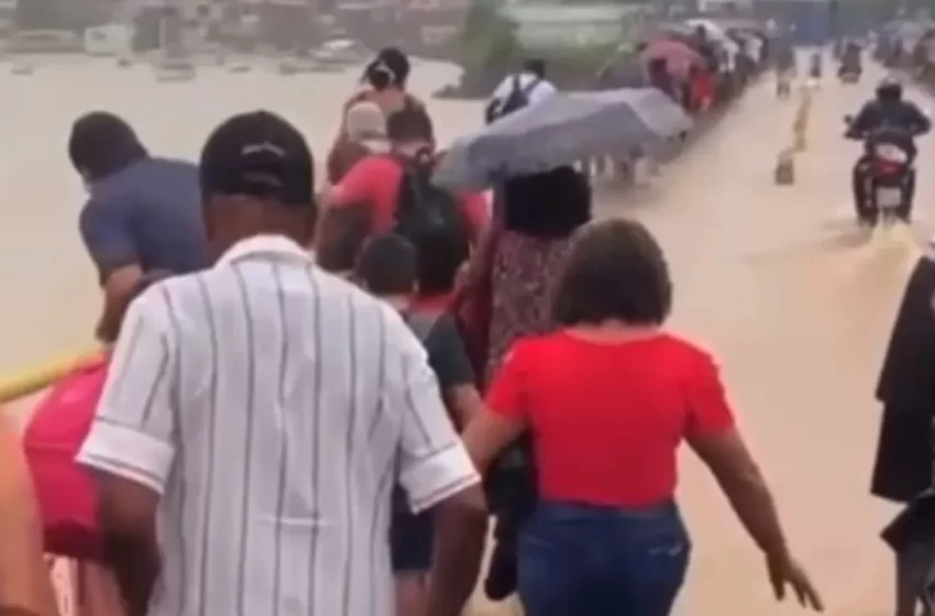  Chuvas alagam Terminal Bom Despacho e passageiros caminham nas águas