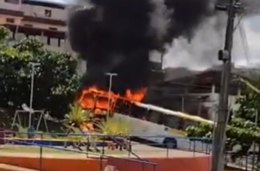  Ônibus pega fogo no bairro de Santa Mônica, em Salvador