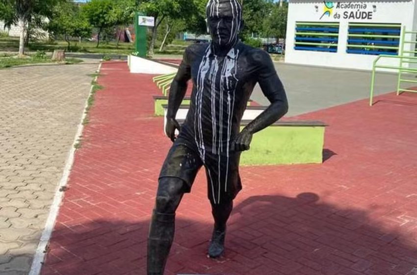  Estátua de Daniel Alves volta a ser vandalizada por moradores em Juazeiro