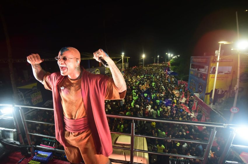  Pipoco leva Léo Santana sem cordas para os foliões no quarto dia de pré-Carnaval de Salvador