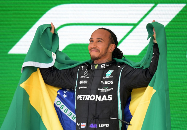  Após 11 anos, Lewis Hamilton deixa Mercedes e será piloto da Ferrari a partir de 2025