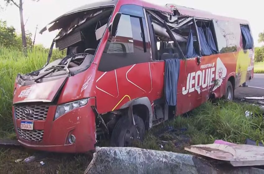  Acidente com micro-ônibus que transportava pacientes deixa 11 feridos na Bahia