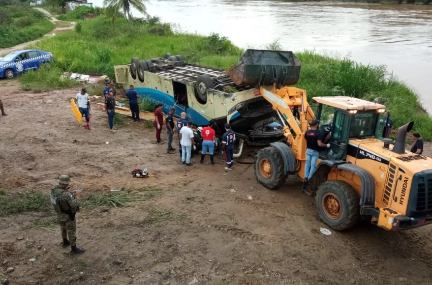  Ônibus vira e deixa cinco mortos no sudoeste da Bahia