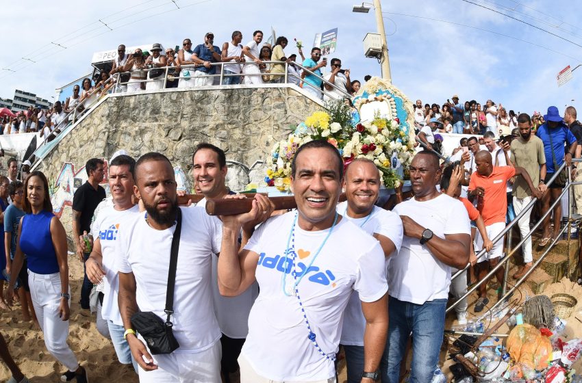  No Rio Vermelho, Bruno Reis carrega presente para Iemanjá: “Que ela siga nos iluminando para termos uma cidade cada vez melhor”