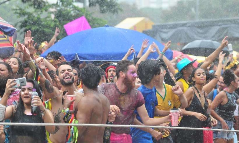  Primeiro dia de Carnaval registra alagamentos em Salvador; folia deve ser marcada pela chuva