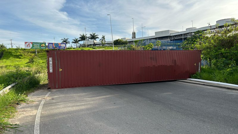  Contêiner se desprende de caminhão e cai na entrada da Estação Pirajá