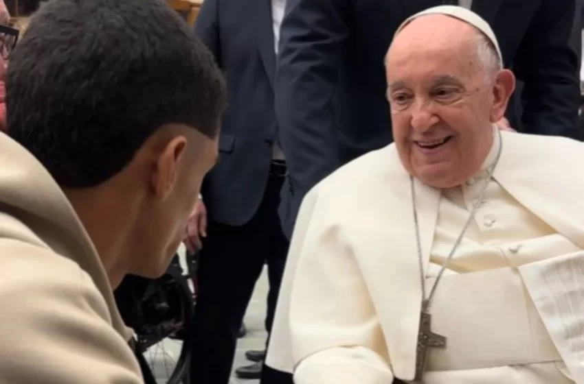  Luva de Pedreiro conhece Papa Francisco no Vaticano e pergunta “Messi ou Cristiano?”