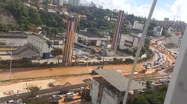  Rompimento de adutora provoca transtornos na Lucaia e região