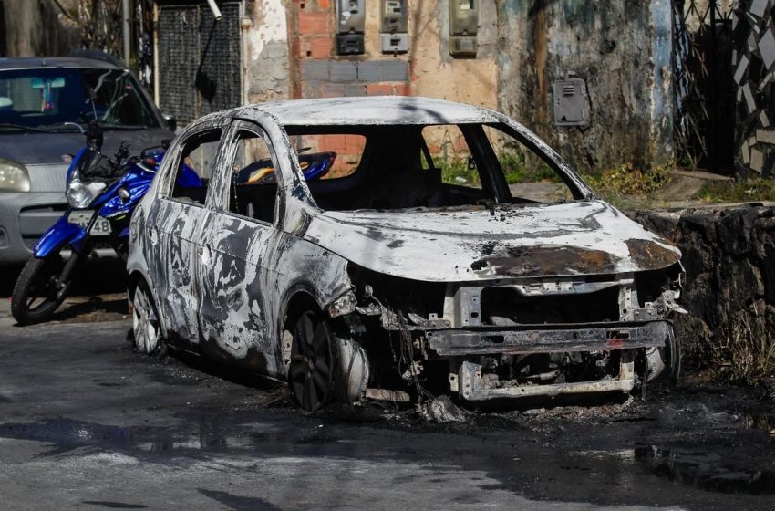  Sete carros são incendiados em bairro de Salvador