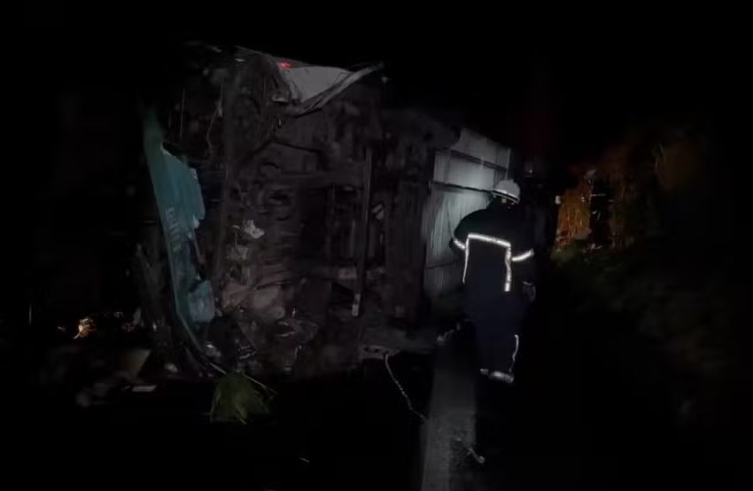  Ônibus tomba e deixa uma pessoa morta e cerca de 19 ficaram feridas no oeste da Bahia