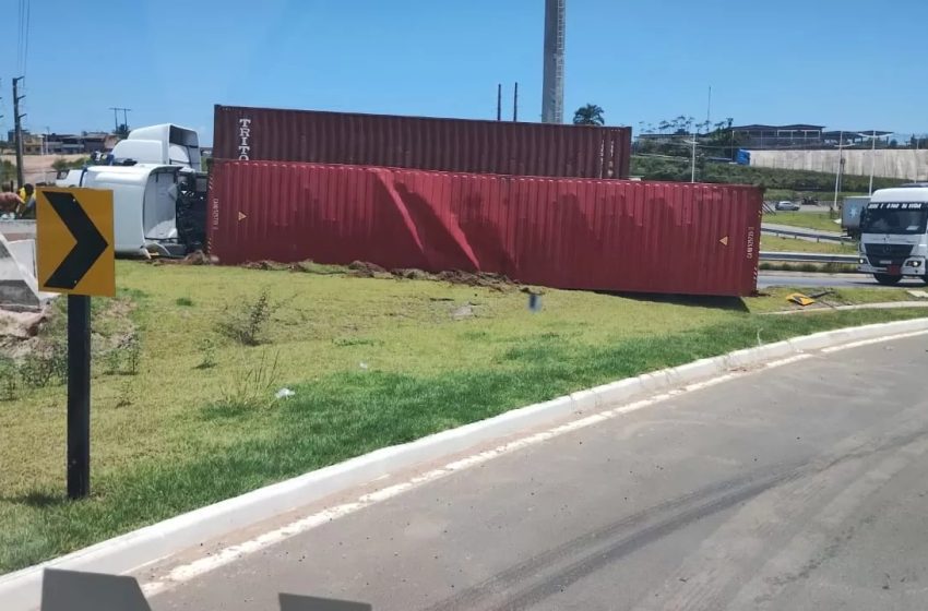  Carreta carregada de algodão tomba em Águas Claras