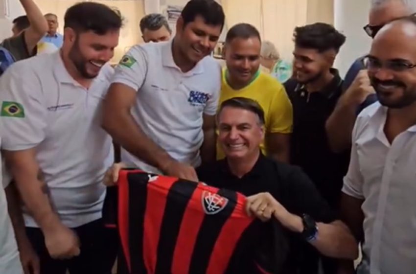  Bolsonaro recebe camisa do Vitória durante visita a Salvador