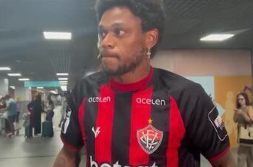  Luiz Adriano chega a Salvador para defender o Vitória