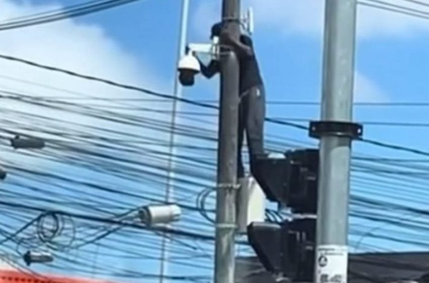  Homem escala poste para furtar câmera de segurança em Salvador