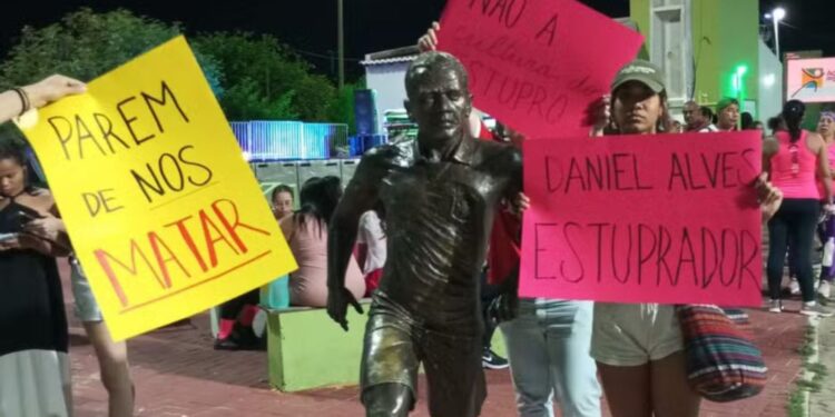  MP encaminha à Justiça pedido de retirada da estátua de  Daniel Alves em Juazeiro