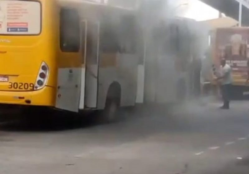  Ônibus pega fogo na Estação Mussurunga, em Salvador