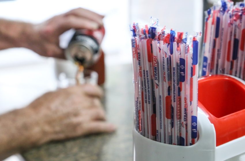  Lei que proíbe fornecimento de canudos plásticos em Salvador é sancionada, multa pode chegar a R$ 8 mil