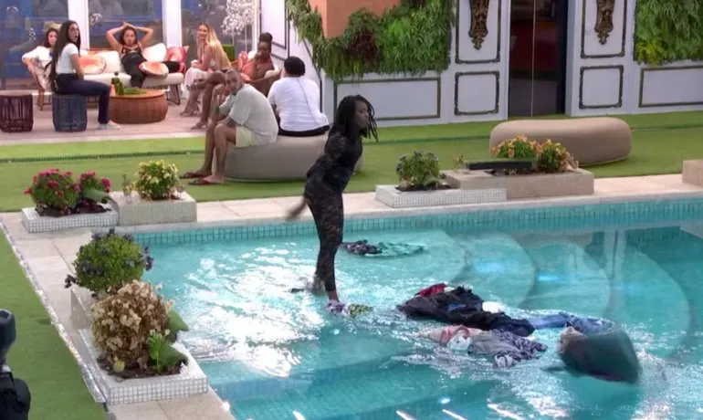  BBB 24: Leidy Ellin discute com Davi e joga roupas do baiano na piscina