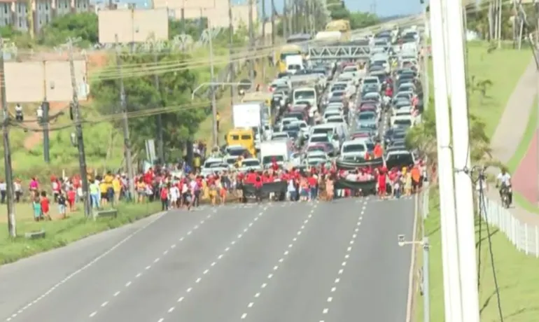  Manifestantes bloqueiam Av. Paralela em protesto pelo Dia da Mulher