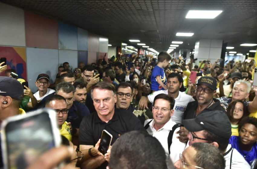  Multidão recepciona Bolsonaro no aeroporto de Salvador