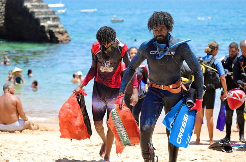  Limpurb realiza mutirão de limpeza no mar com mergulhadores e ações educativas no Porto da Barra