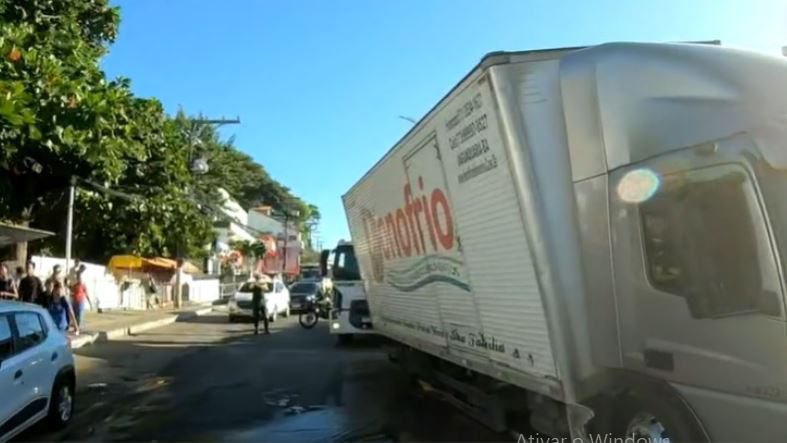  Tubulação da Embasa se rompe e abre cratera em bairro de Salvador