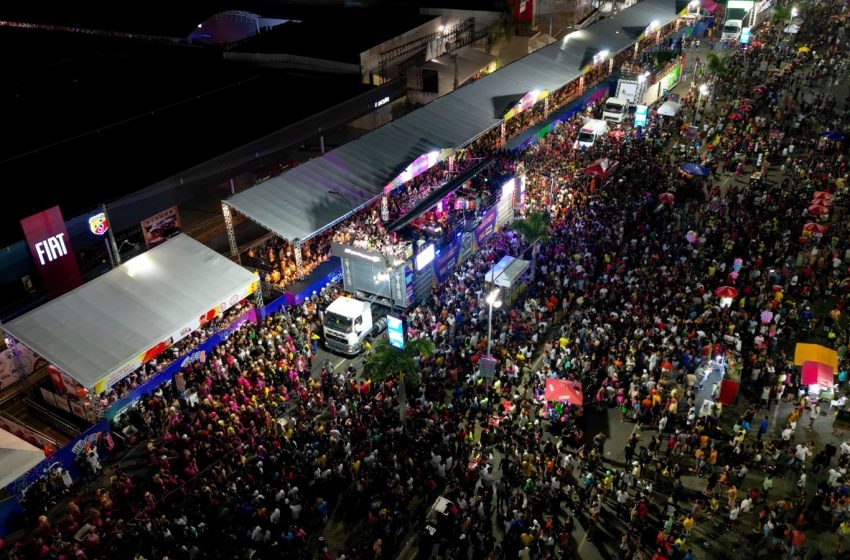  Micareta de Feira: Oh Polêmico arrasta multidão no terceiro dia de folia