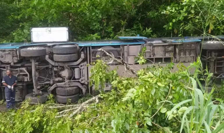  Ônibus tomba na BR-101 e deixa 13 pessoas feridas