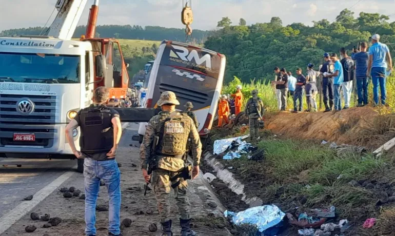  Acidente na BR-101 deixa 8 pessoas mortas na manhã desta quinta-feira (11)