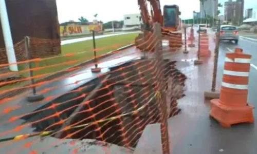  Cratera se forma na Avenida Octávio Mangabeira